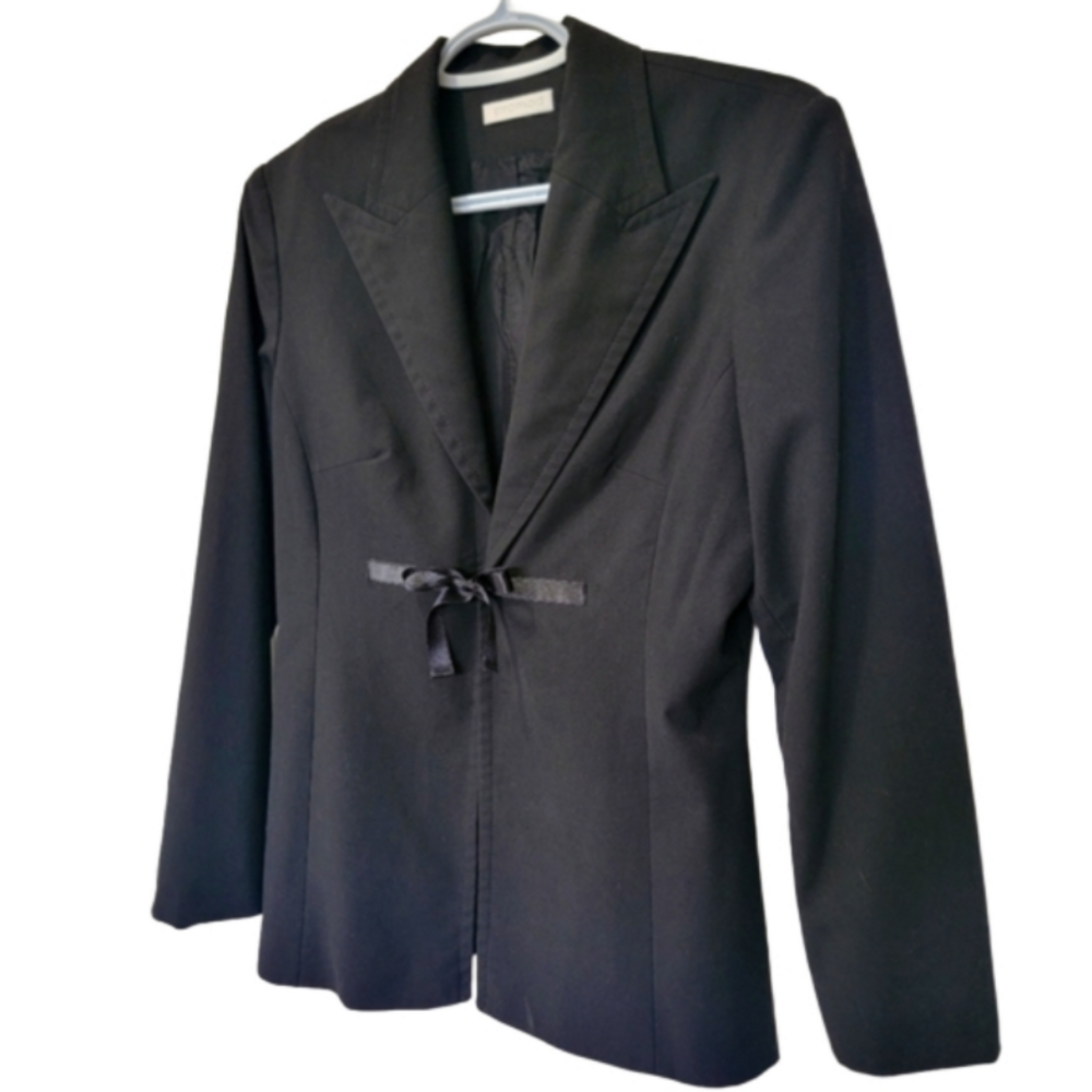 Simple elegant bow front traditional length Blazer black medium